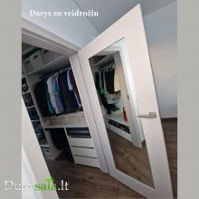 Estra su veidrodžiu